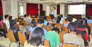 Eloy sedang sampaikan paparan | LC Nias