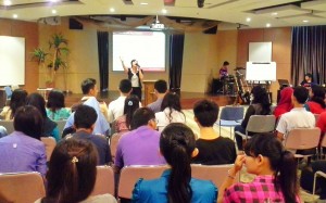 Dian Aryani sedang memimpin pujian pada Seminar LC-Nias, 8 Juni 2014 | EN